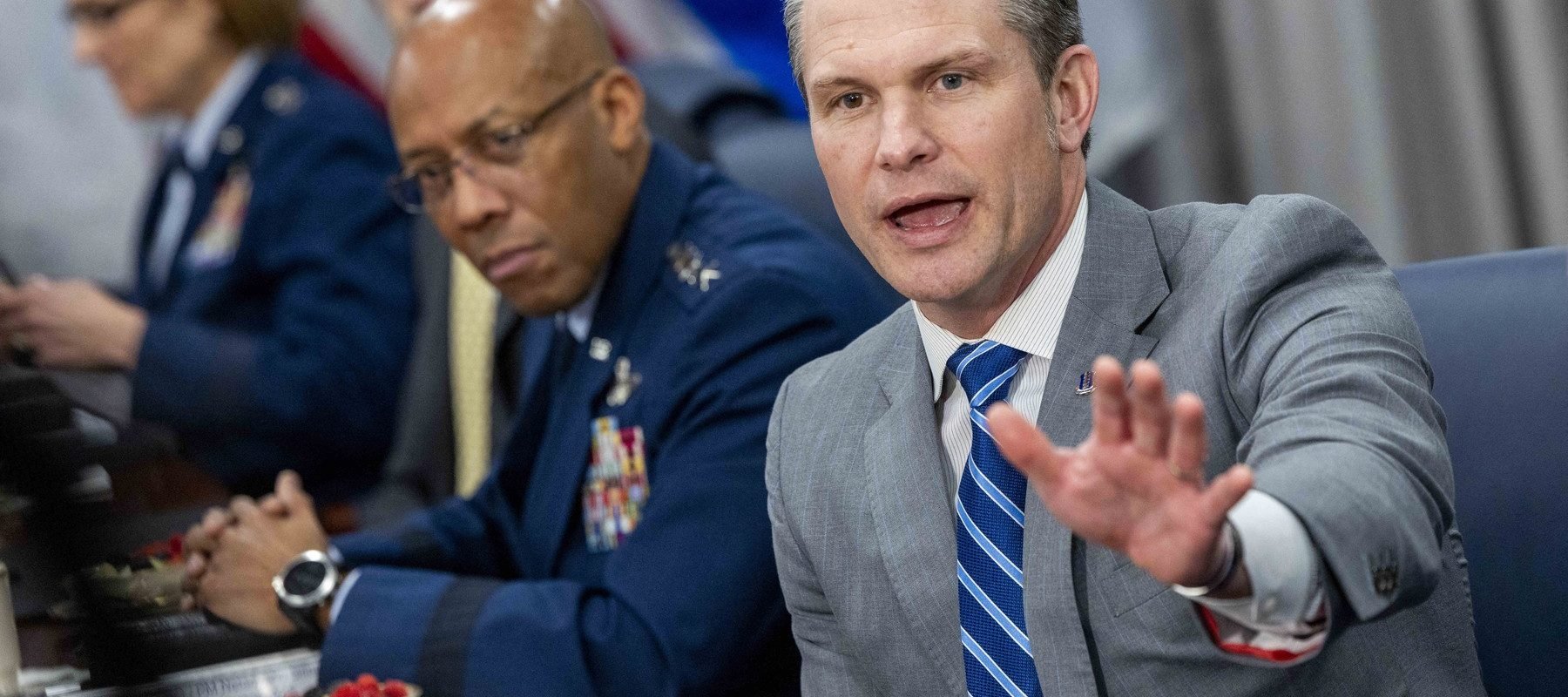 Trump afirmă cu certitudine că secretarul Apărării, Pete Hegseth, nu a dat ordinul de a ucide echipajul unei nave suspectate de trafic de droguri în Caraibe