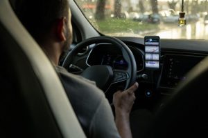Controverse în serviciile de ridesharing din SUA: o firmă a recrutat șoferi cu antecedente penale, inclusiv pentru viol
