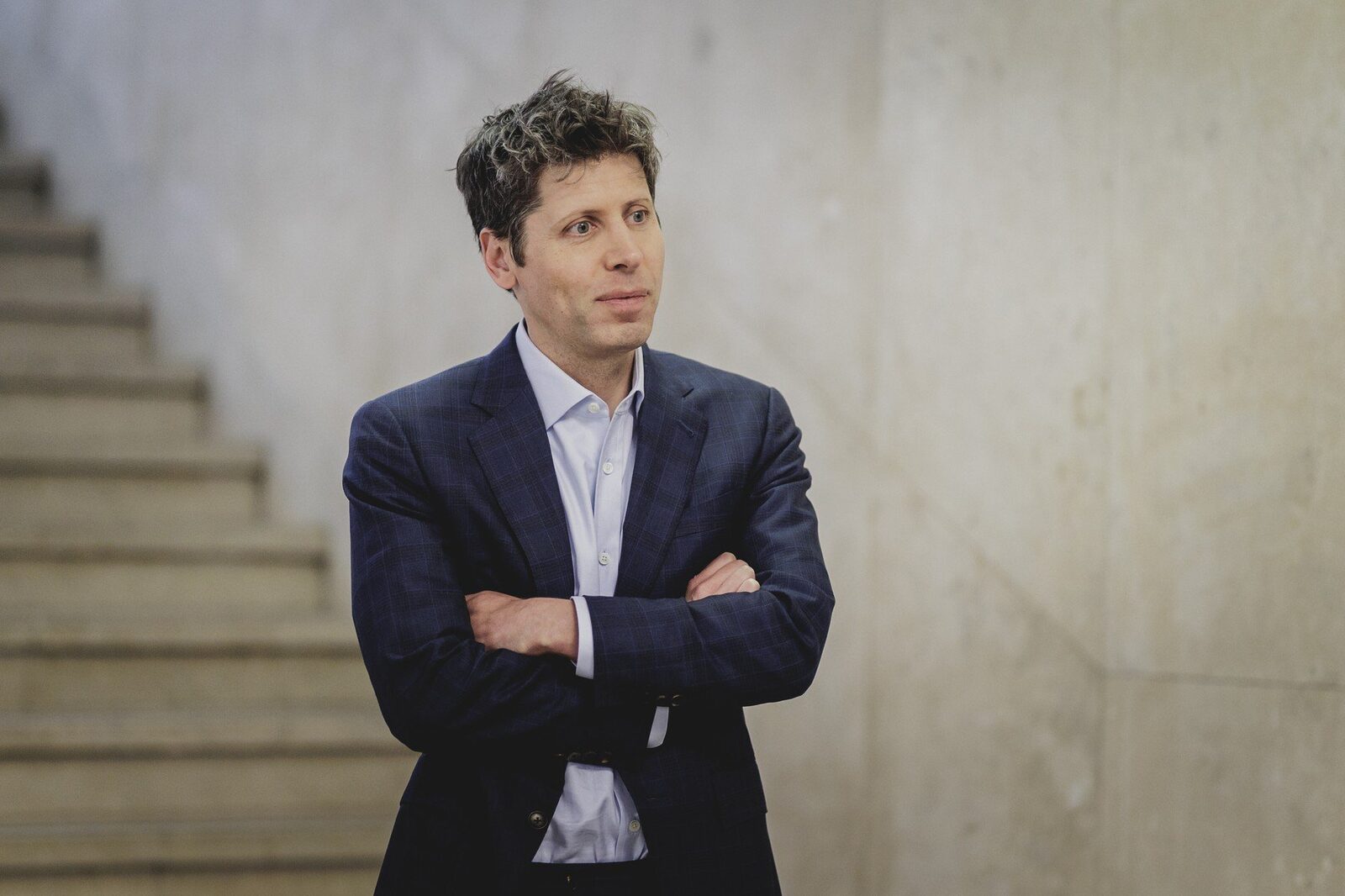 [ad_1] Sam Altman, directorul general al OpenAI, se află în centrul unei discuții privind impactul inteligenței artificiale asupra mediului și viitorul infrastructurii digitale globale
