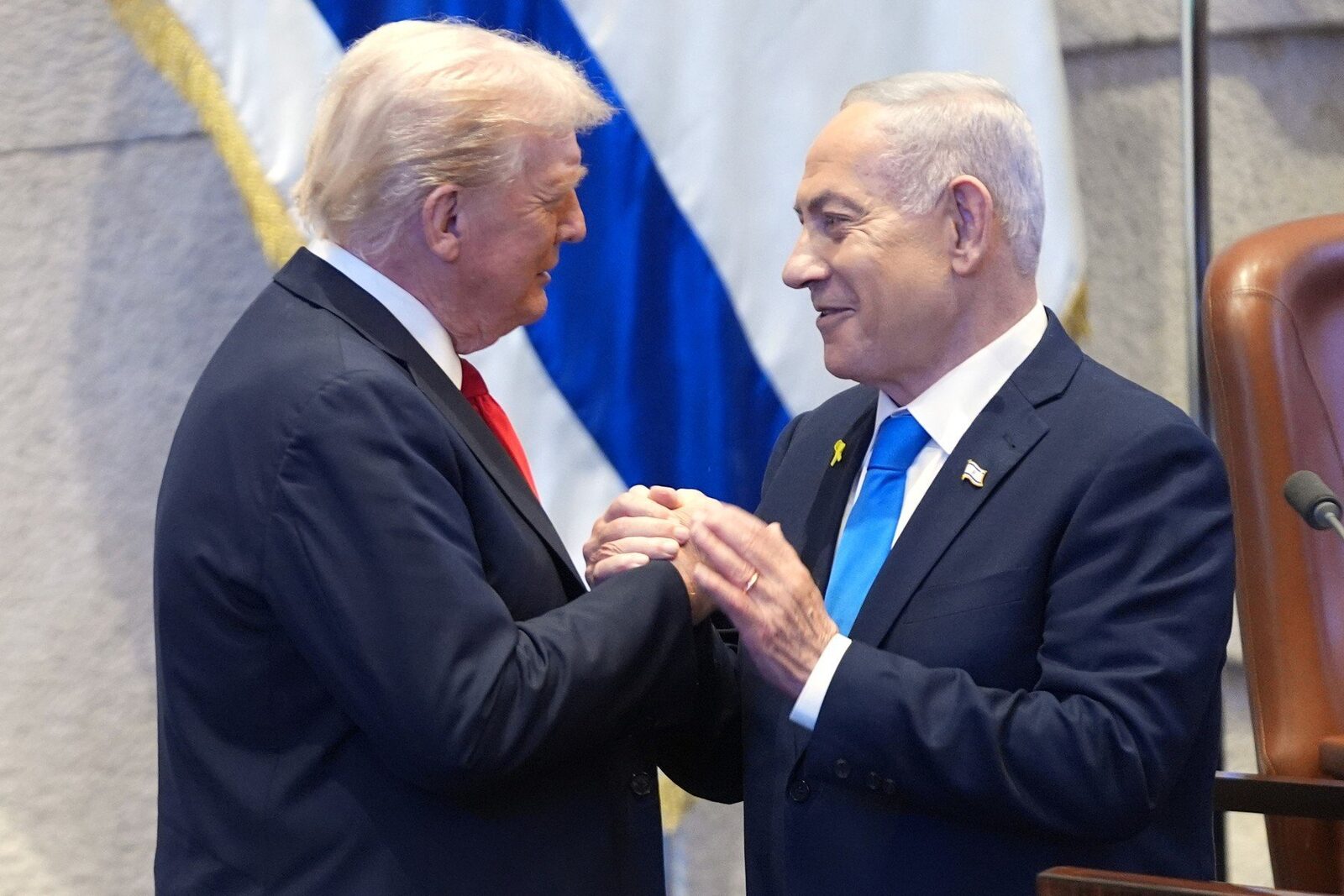 Prim-ministrul Netanyahu a depus mărturie în instanță în timp ce a solicitat grațierea, un demers susținut de fostul președinte Trump