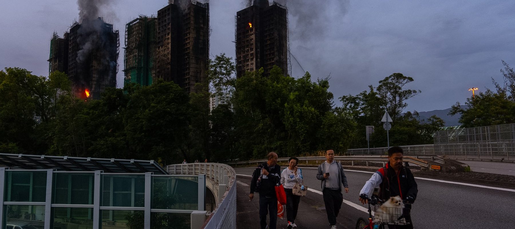Numărul victimelor incendiului din Hong Kong ajunge la 159 de decese, cu 40 de persoane identificate, 15 suspecți arestați și martori care solicită clarificări și justiție