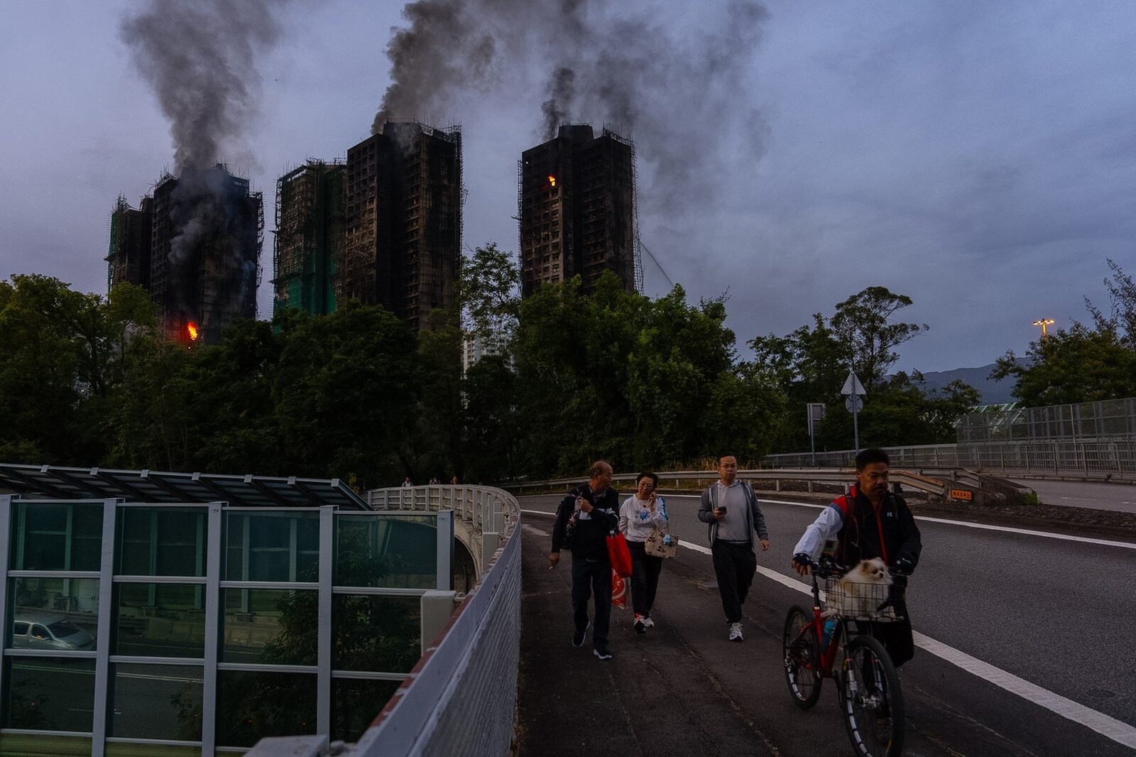 Numărul victimelor incendiului din Hong Kong ajunge la 159 de decese, cu 40 de persoane identificate, 15 suspecți arestați și martori care solicită clarificări și justiție