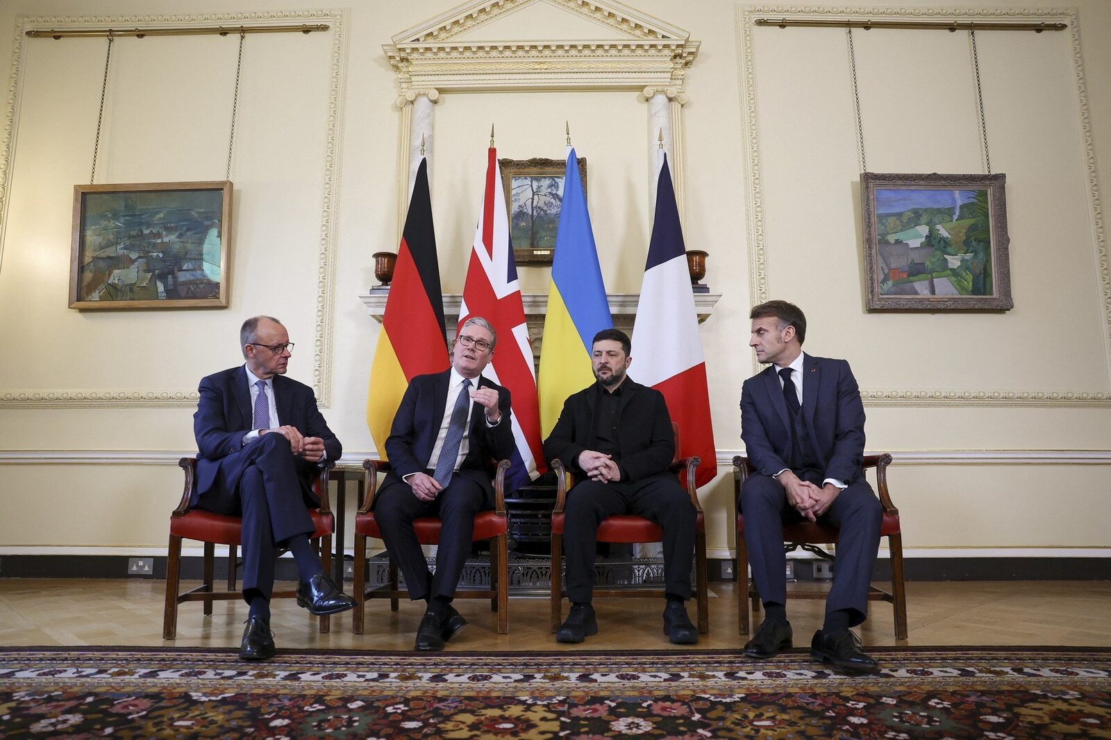 [ad_1] Președintele Ucrainei, Volodimir Zelenski, prim-ministrul Marii Britanii, Keir Starmer, președintele Franței, Emmanuel Macron, și cancelarul Germaniei, Friedrich Merz, s-au întâlnit la reședința oficială a premierului britanic de la numărul 10 din Downing Street, în Londra, conform informațiilor furnizate de o publicație de știri