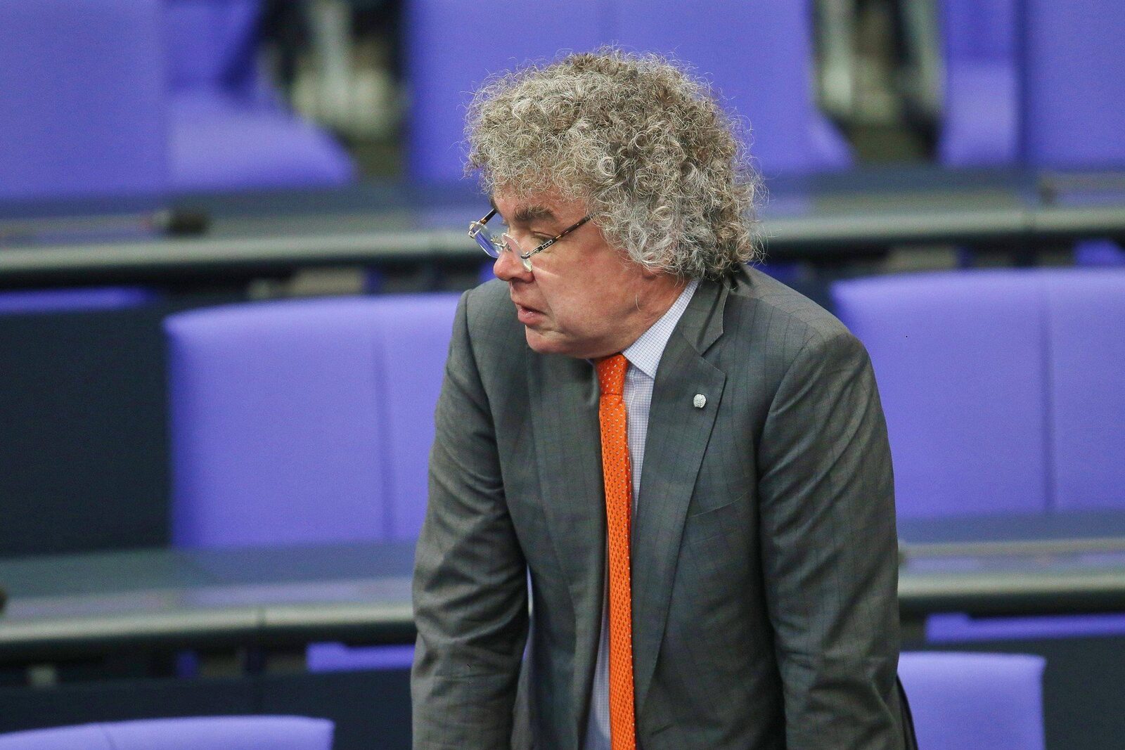 [ad_1] Parchetul din Berlin a plângut în justiție pe parlamentarul de extremă dreapta Matthias Moosdorf, după ce acesta ar fi efectuat salutul nazist în aula Bundestag-ului, făcând o mișcare specifică, precum și un zgomot de lovitură cu călcâiul, conform informațiilor furnizate de agenția de presă dpa, citată de agenția Agerpres