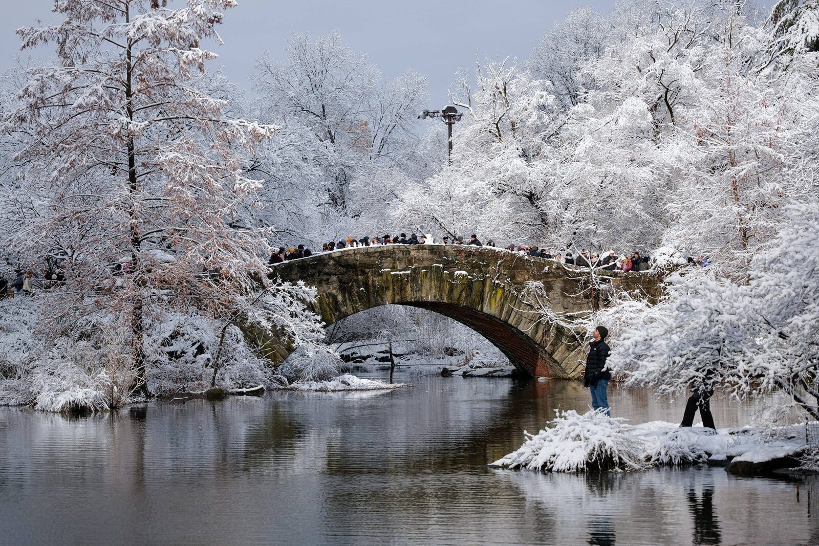 [ad_1] Imagini spectaculoase din New York în plină iarnă, cu lacul acoperit de gheață și parcul Central plin de activități de iarnă, precum schi, bătaie cu bulgări de zăpadă, alergare sau plimbări cu sania