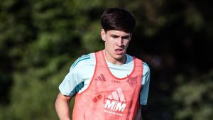 Promessa do Cruzeiro faz sua estreia como titular no profissional contra o Santos.