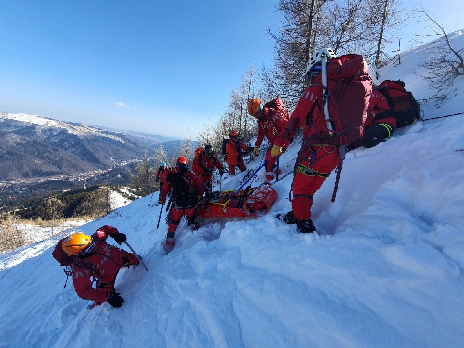 Zeci de turiști și alpiniști răniți pe muntele din România, după o noapte de intervenții spectaculoase ale salvamontiștilor În ultimele 24 de ore, muntele românesc a fost scena unui adevărat spectacol de mobilizare și intervenție, după ce zeci de persoane au fost rănite în diverse accidente, iar echipele de salvamontiști au fost nevoite să acționeze rapid pentru a le acorda ajutorul necesar