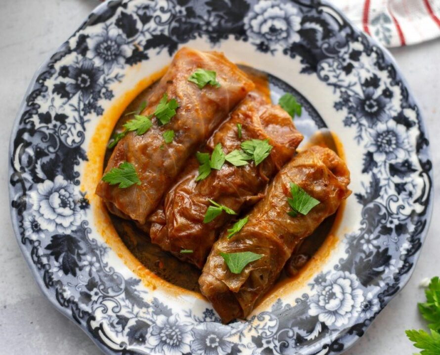 Rezultate sondaj G4FOOD: Aproximativ 30% dintre respondenți consideră sarmalele esențiale pentru bucătăria românească, iar alte obiceiuri culinare precum micii, papanașii și fasolea cu ciolan ocupă poziții importante.