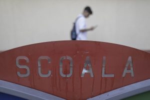 Peste 200 de elevi romi din Arad primesc program de integrare cu 3 milioane lei