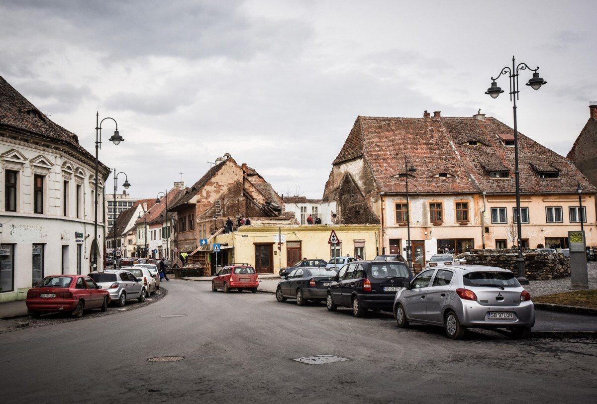 Părinți din Sibiu investesc anual 1,5 milioane de euro pentru transportul zilnic al copiilor cu mașina proprie / Întrebarea: Când vom reuși să reducem aglomerația?
