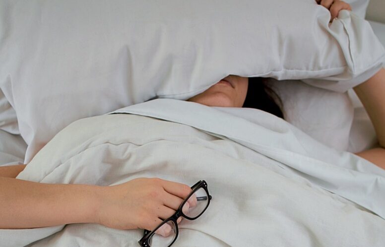 [ad_1] Strategia de somn numită „sleep banking” sau „economisirea somnului” implică acumularea de ore de odihnă în avans pentru a compensa perioadele în care nu poți dormi suficient ulterior