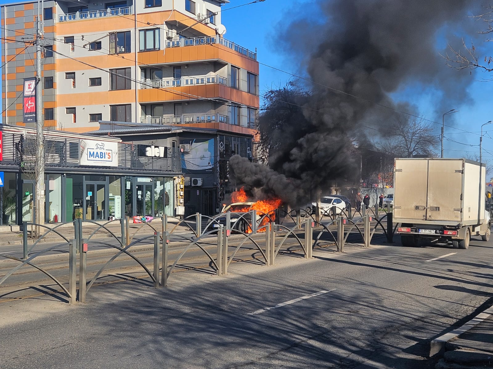 Traficul din centrul capitalei a fost complet blocat luni în jurul prânzului, după ce un autoturism a luat foc pe Șoseaua Colentina, unul dintre cele mai aglomerate străzi din București