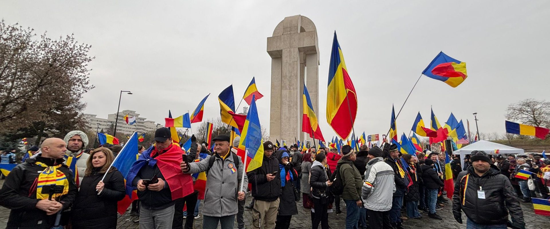[ad_1] Un bărbat a apărut în apropierea zonei unde se afla Călin Georgescu și grupul său de susținători, la Alba Iulia, purtând o pancartă cu mesajul „Marș la Moscova”