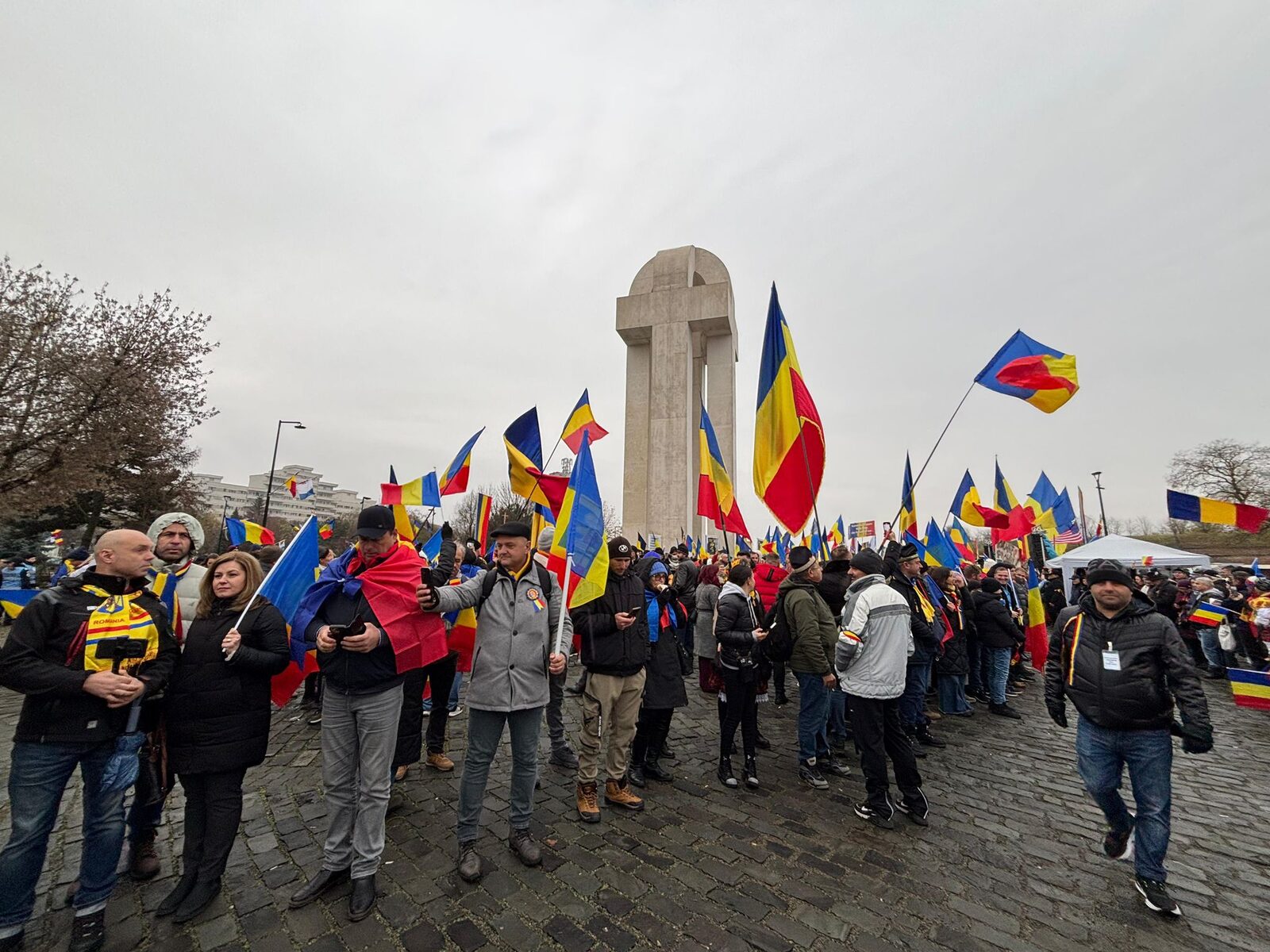 [ad_1] Un bărbat a apărut în apropierea zonei unde se afla Călin Georgescu și grupul său de susținători, la Alba Iulia, purtând o pancartă cu mesajul „Marș la Moscova”
