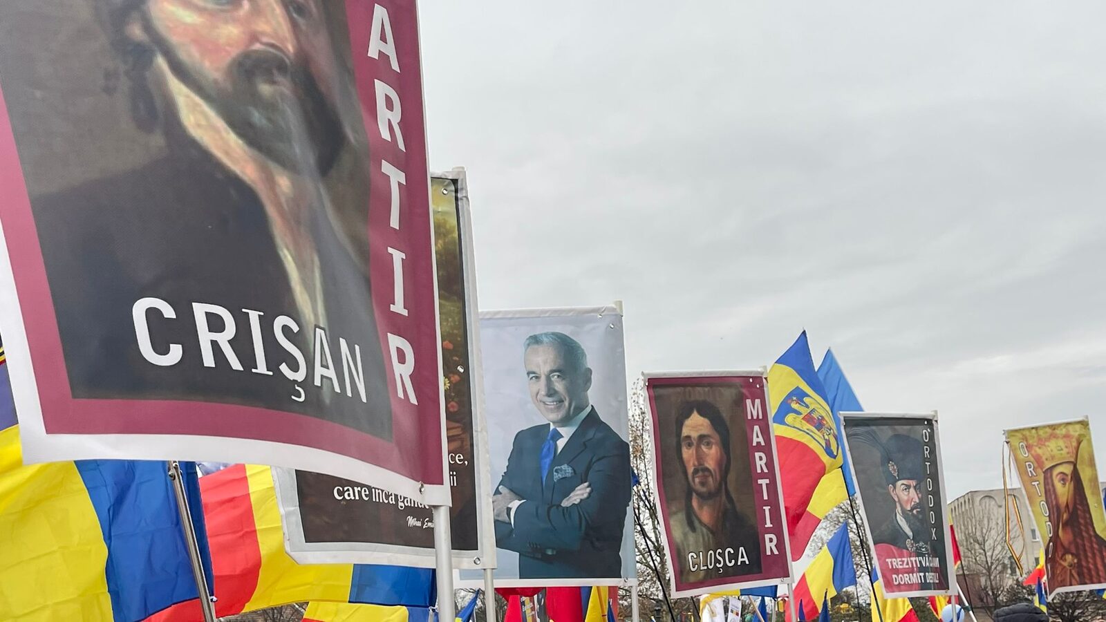 Călin Georgescu îndeamnă susținătorii din Alba Iulia să participe la o „luptă”, afirmând că dreptatea divine se realizează prin asumarea demnității și sacrificiului, și îi invită la cea mai importantă luptă de până acum