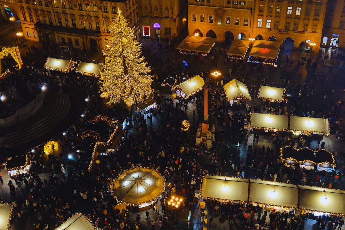 Video: Târgul de Crăciun din Praga – o experiență de neratat, chiar și cu cozile constante, cu șunca de Praga la rotisor și garnitura de cartofi cu varză murată