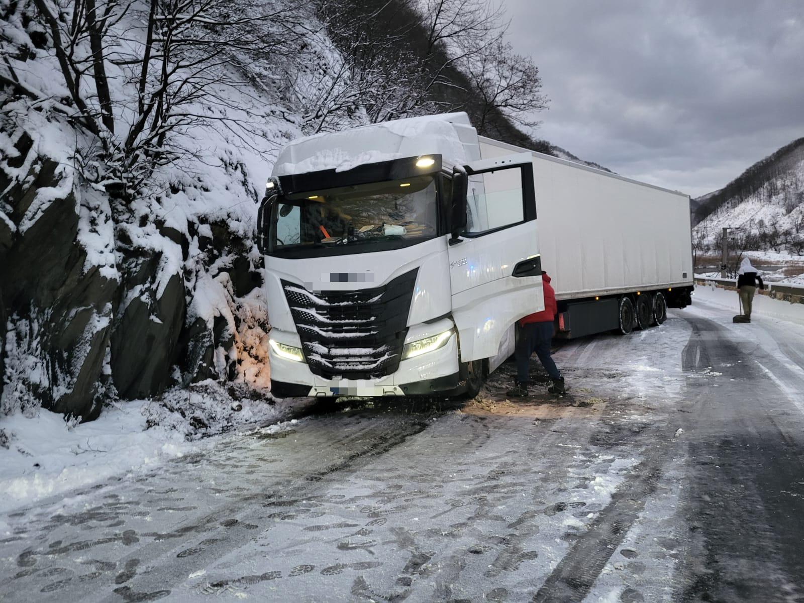 Circulația pe DN 7, cunoscut drept Valea Oltului, a fost grav perturbată în această seară, în condiții meteo extreme, iar drumarii estimează că situația nu se va normaliza în următoarele ore