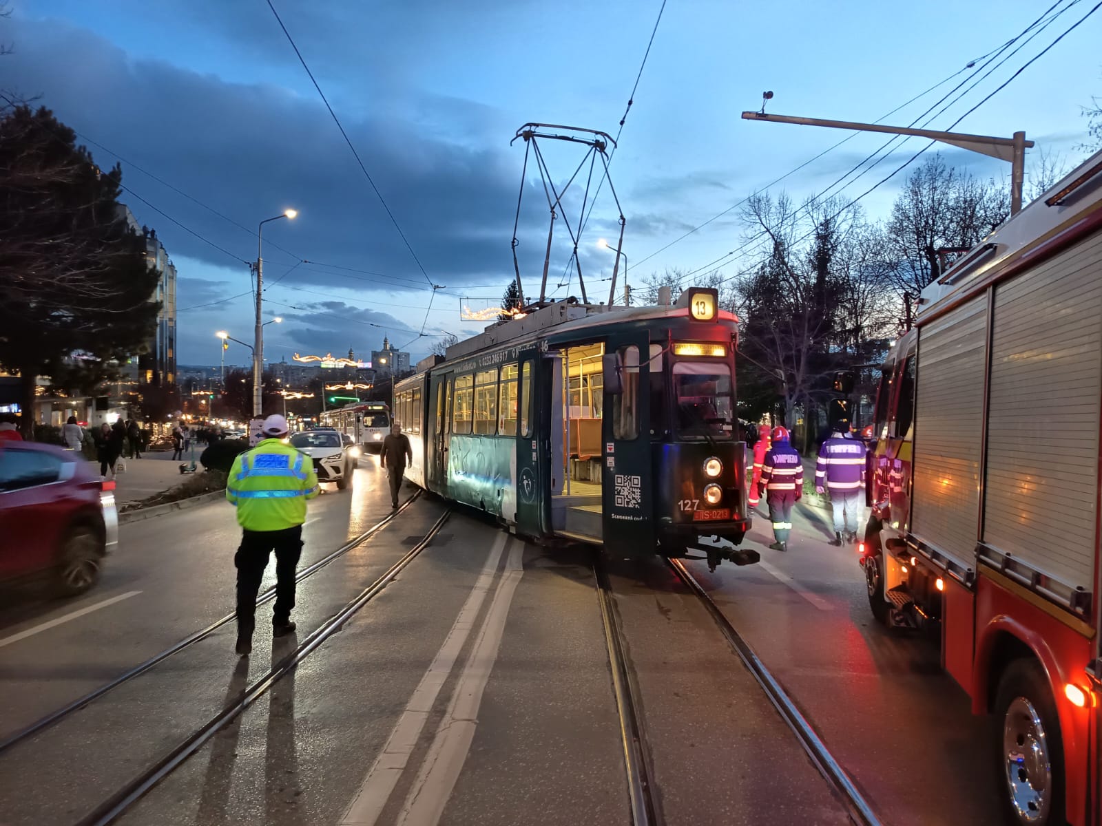 [ad_1] Pompierii din cadrul Inspectoratului pentru Situații de Urgență „Mihail Sturdza” Iași au intervenit joi după-amiază pentru a gestiona un accident rutier care s-a produs în oraș, pe strada Palat, în apropierea Pizzeriei Domnești