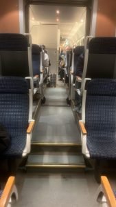 Pasagerii unui tren spre Aeroportul Otopeni blocați în câmp de peste 90 de minute, iar nemulțumiții se tem de pierderea zborurilor