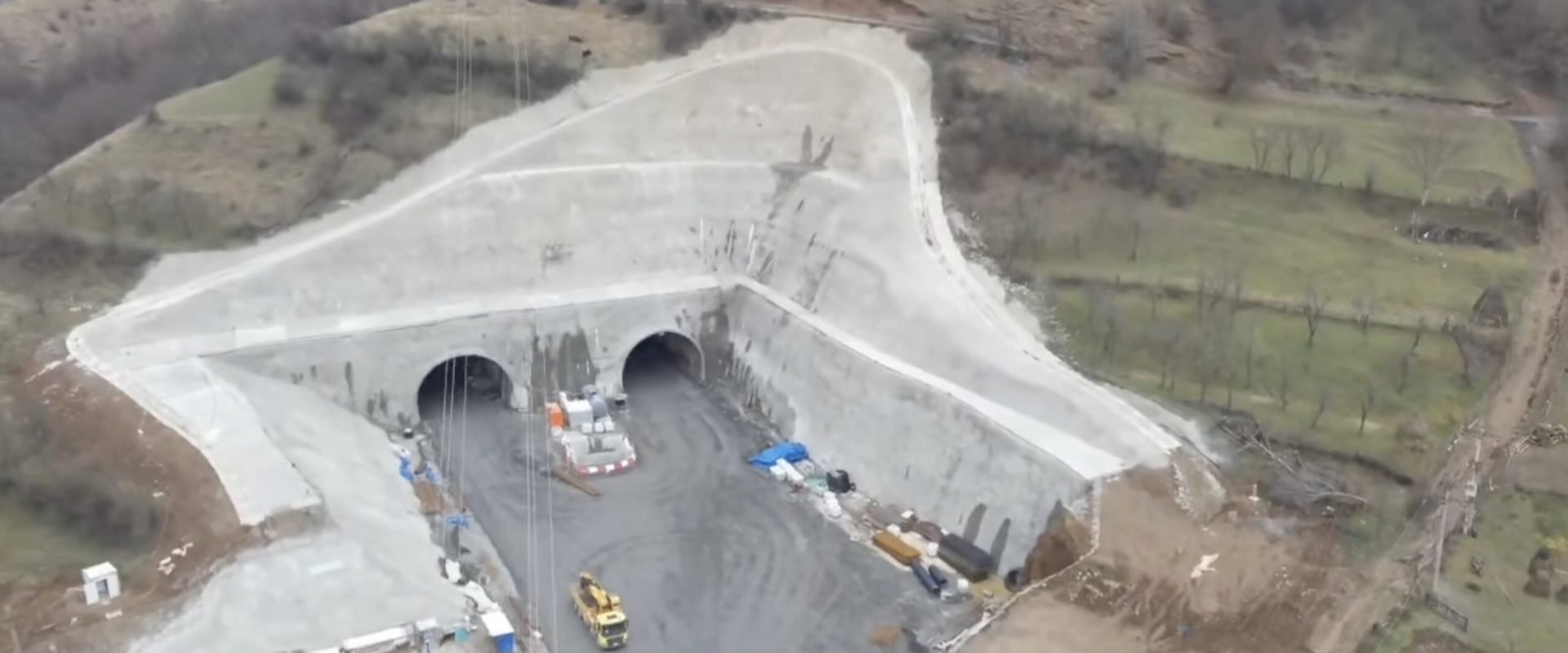Se finalizează pregătirile pentru startul construcției tunelului Poiana pe Autostrada A1 Sibiu-Pitești / DRDP Craiova: Progres în lucrările la tunelul Robești