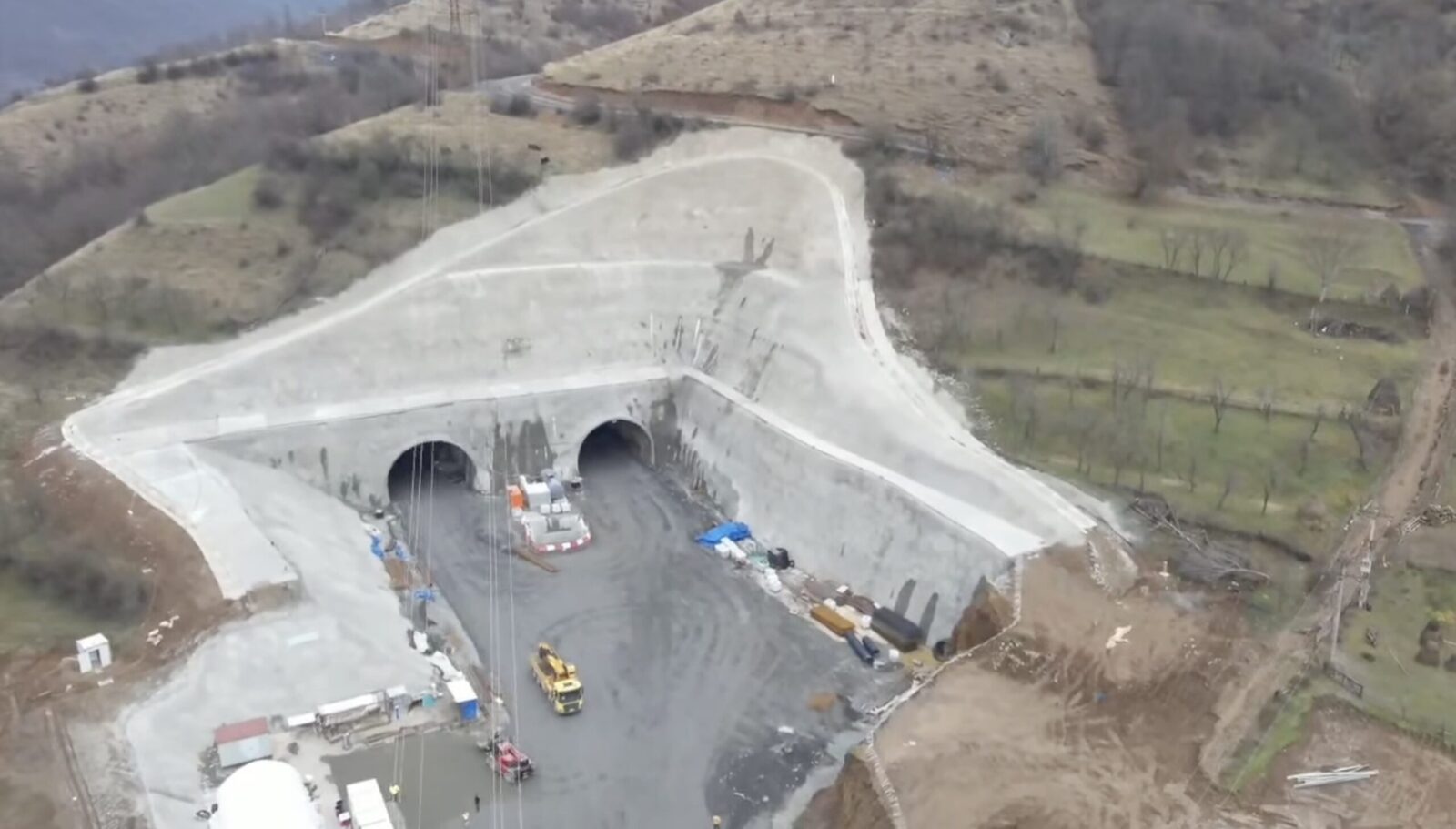 Se finalizează pregătirile pentru startul construcției tunelului Poiana pe Autostrada A1 Sibiu-Pitești / DRDP Craiova: Progres în lucrările la tunelul Robești