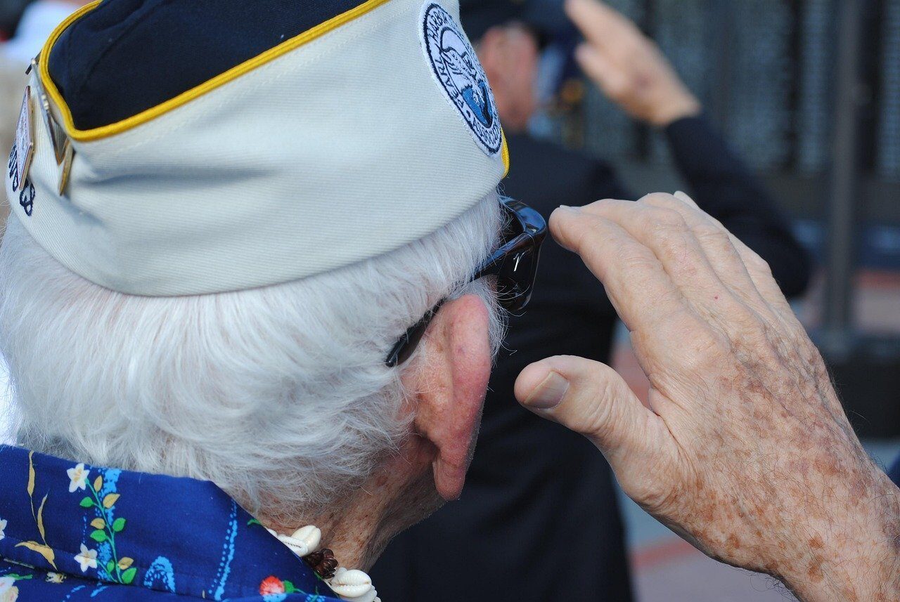 [ad_1] Veteranul marinei americane Ira „Ike” Schab, care a fost martor direct al atacului japonez de la Pearl Harbor din 1941, a decedat la vârsta de 105 ani