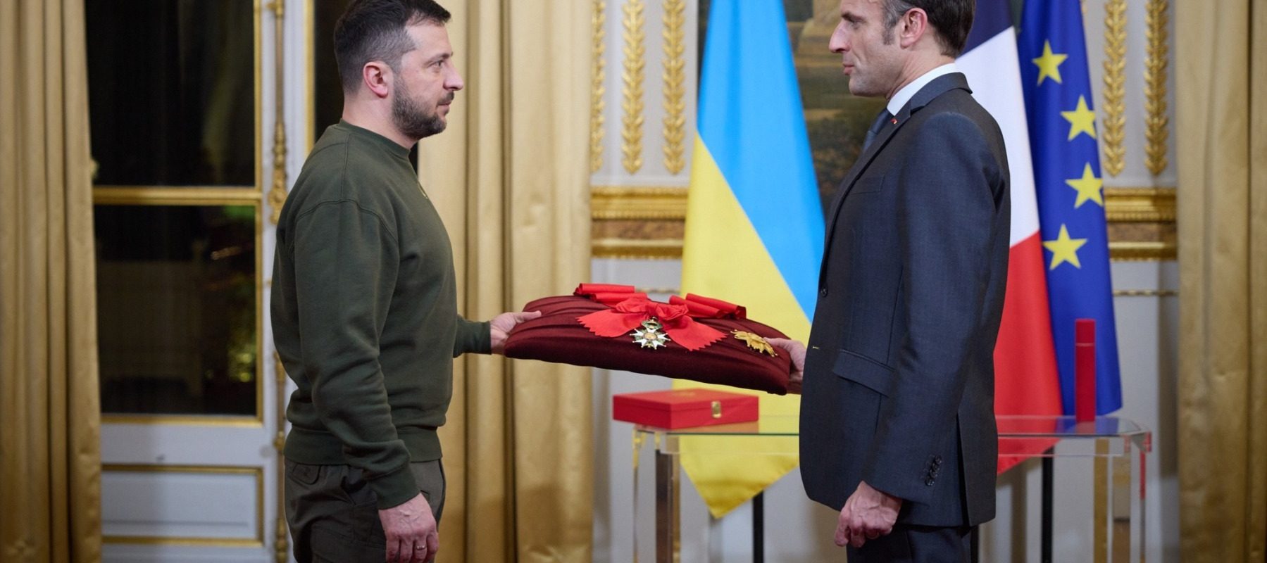 Președintele ucrainean, Volodimir Zelenski, a fost întâmpinat la Paris de Emmanuel Macron, în contextul unei presiuni militare și politice intense