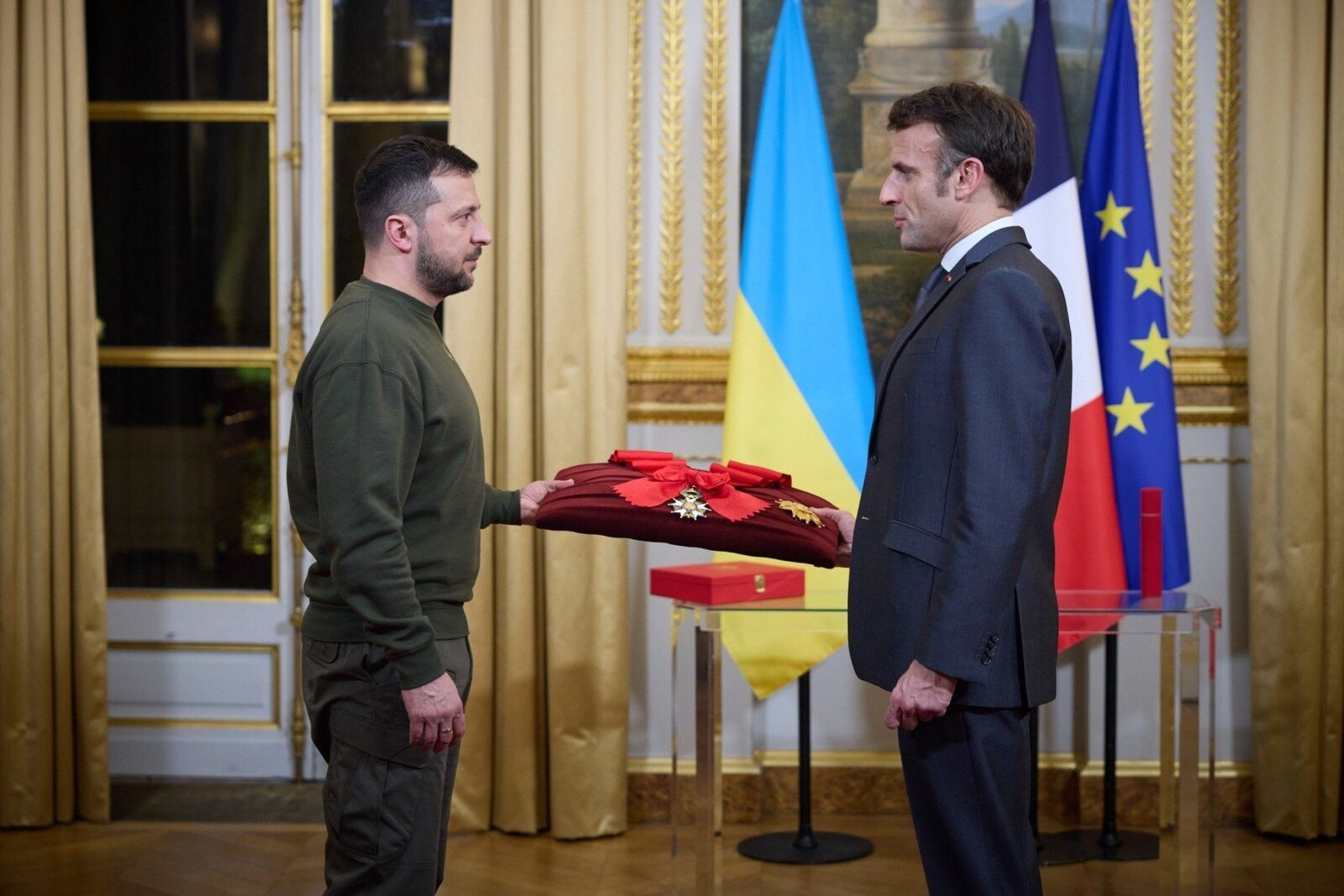 Președintele ucrainean, Volodimir Zelenski, a fost întâmpinat la Paris de Emmanuel Macron, în contextul unei presiuni militare și politice intense