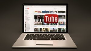Peste 20% dintre videoclipurile vizualizate de noii utilizatori pe YouTube sunt create cu ajutorul inteligenței artificiale