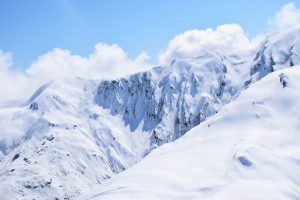 Avertizare de risc moderat de avalanșe în Carpații Meridionali peste 1.800 de metri în intervalul 25-27 decembrie, conform meteorologilor