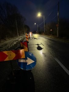 [ad_1] În centrul orașului Brăila, sâmbătă seara, a avut loc un incident grav când o mașină a pierdut controlul și s-a izbit de o casa, rupând o conductă de gaze