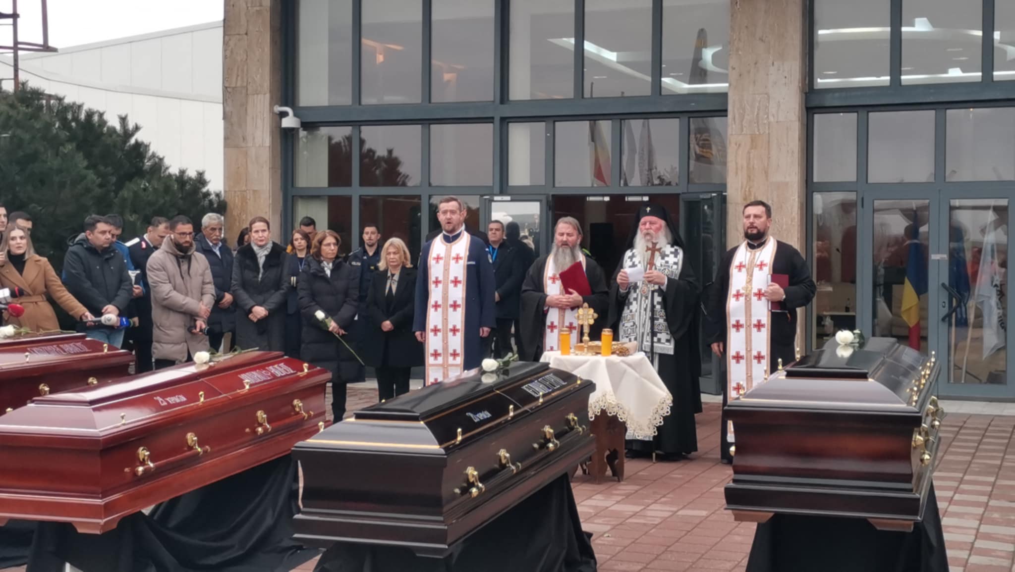 Drama continuă: tatăl lui Dimitris Maronitis, același drum al tragediei Tragedia care a zguduit suporterii echipei PAOK Salonic pare să își fi consumat ultima parte, după anunțul devastator privind decesul tatălui lui Dimitris Maronitis, tânărul de 27 de ani care a pierdut viața în același accident rutier grav petrecut în România