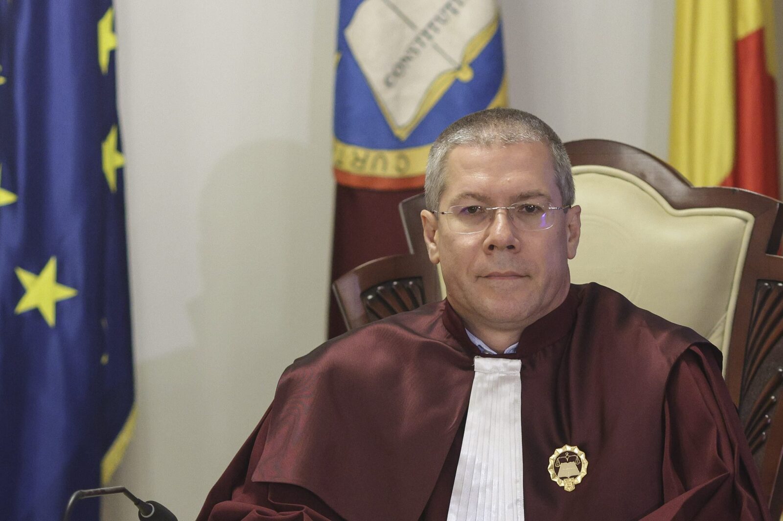 Judecătorul Curții Constituționale a României (CCR), Dacian Dragoș, este implicat într-un scandal legat de posibilele sale incompatibilități, după ce avocata Silvia Uscov a susținut că acesta figurează în continuare ca administrator al companiei RadonControl Cluj-Napoca, deși el afirmă că a demisionat din această funcție în urmă cu șase luni