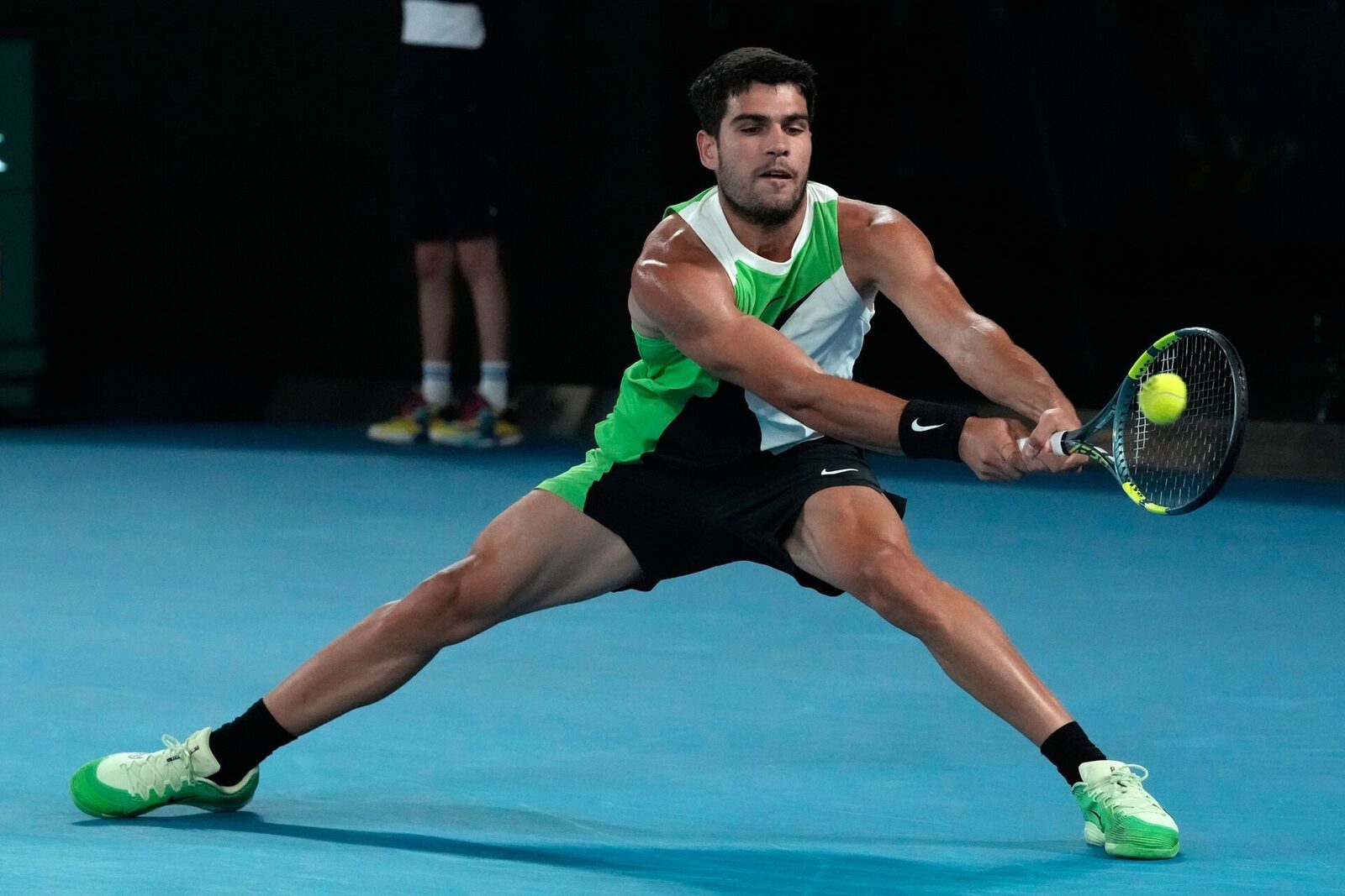 Alcaraz învoja tiebreak-urile în fața lui De Miñaur Carlos Alcaraz se află cu un pas mai aproape de semifinalele Openului de Australia, după ce a reușit să învingă tenismanul australian Alex de Miñaur într-un meci electrizant desfășurat pe terenul Rod Laver Arena