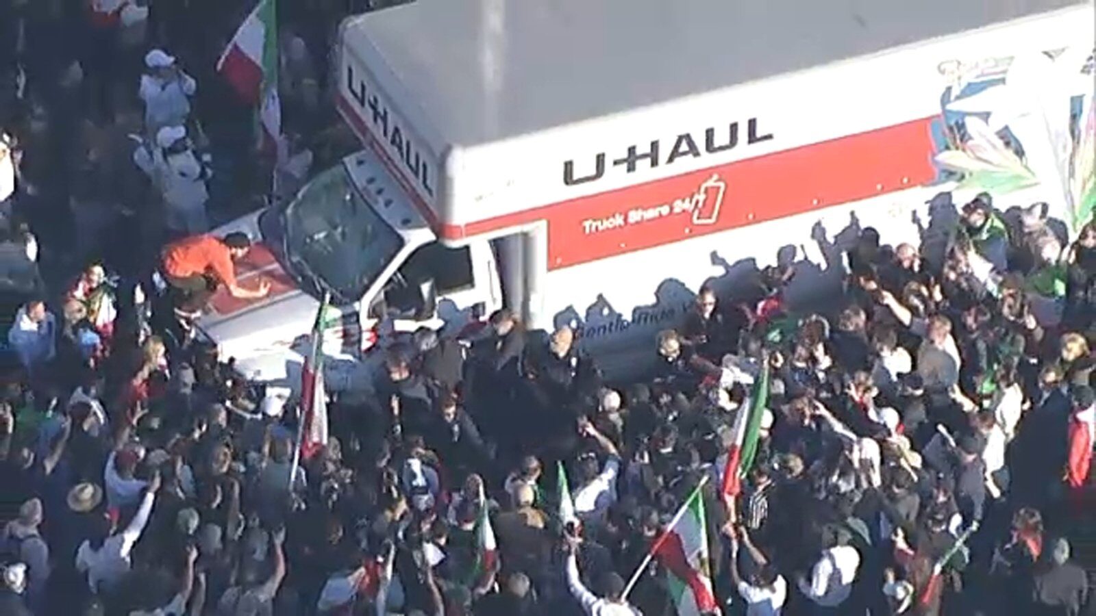 Ciocniri violente într-un protest din Westwood, Los Angeles Un protest inițial pașnic, desfășurat duminică după-amiază în Westwood, Los Angeles, a degenerat rapid în haos, atunci când un camion U-Haul a intrat în mulțimea de demonstranți adunați în fața unei clădiri federale