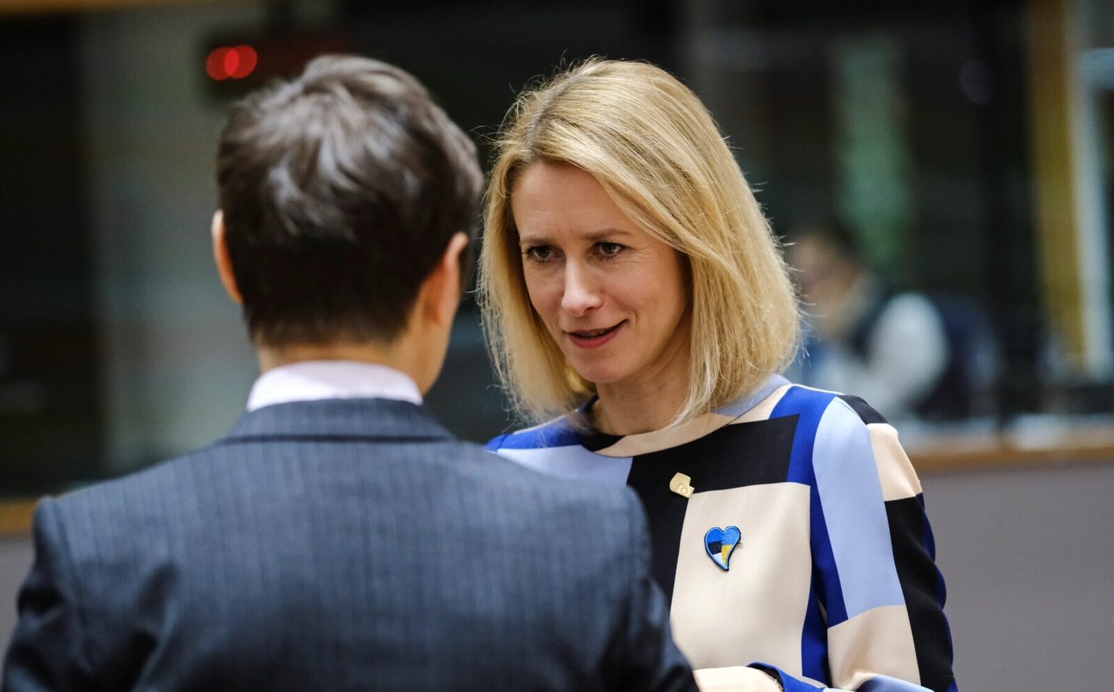 Șefa politicii externe a UE face o declarație neașteptată: „Moment bun” pentru a începe să bei alcool, chiar și pentru cei mai reticenți O imagine bizara a fost surprinsă într-un context neașteptat: Kaja Kallas, liderul politicii externe a Uniunii Europene, a lansat, în cadrul unei întâlniri private cu liderii grupurilor politice din Parlamentul European, o remarcă care a stârnit controverse și interpretări diverse