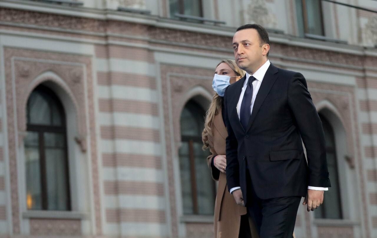 Justiția din Georgia îl condamnă pe fostul prim-ministru Irakli Garibaşvili pentru spălare de bani Fostul prim-ministru al Georgiei, Irakli Garibașvili, o figură marcantă a scenei politice din această țară, a fost condamnat luni la cinci ani de închisoare pentru acuzații de spălare de bani