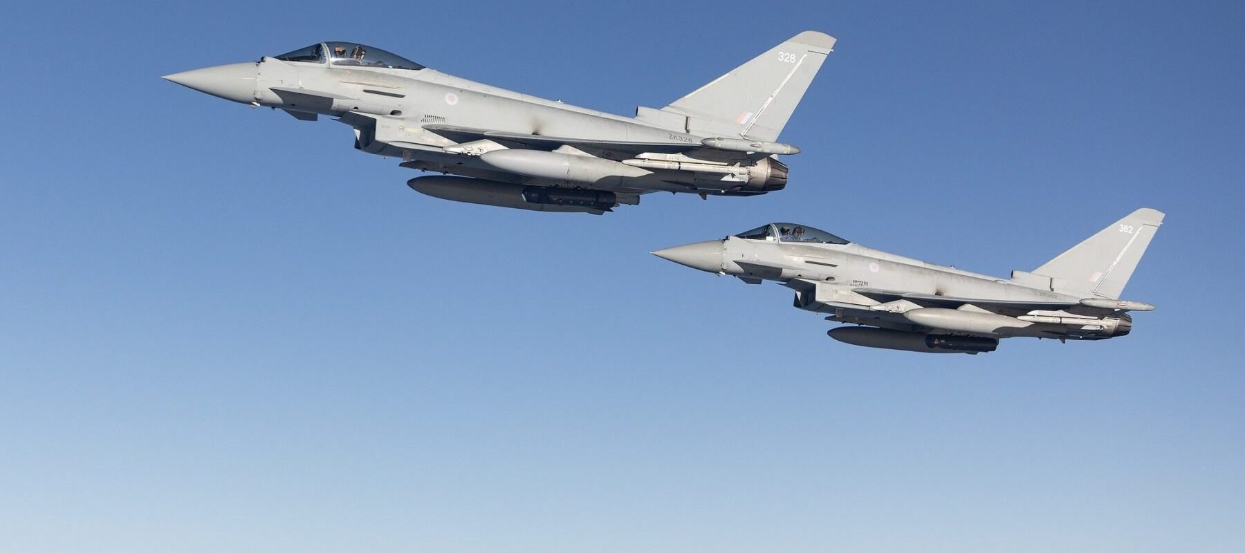 Regatul Unit și Franța lansează un atac comun în Siria împotriva pozițiilor considerate a fi asociate cu Stat Islamic Sâmbătă seara, forțele militare ale Regatului Unit și Franței au condus o operațiune militară comună în Siria, vizând un sit subteran suspectat a fi folosit de gruparea jihadistă Stat Islamic (IS)