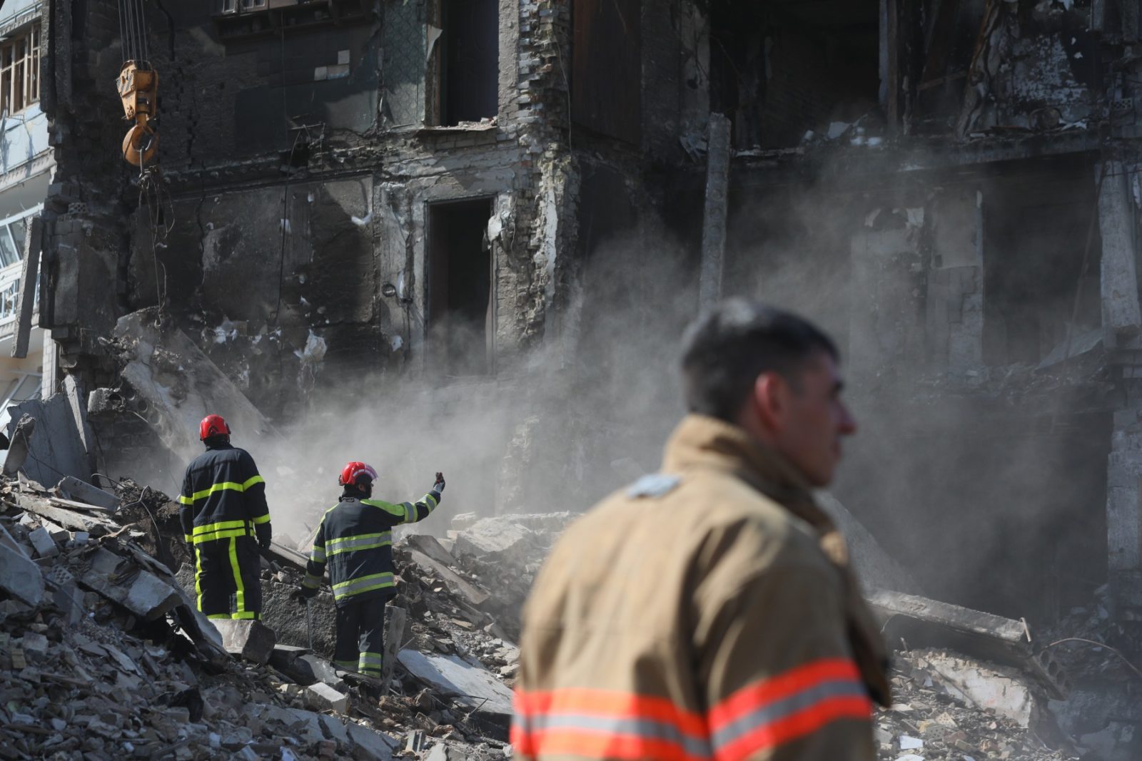 Focul războiului continuă să devasteze orașul Harkov, Ucraina, în ciuda încercărilor internaționale de a detensiona conflictul