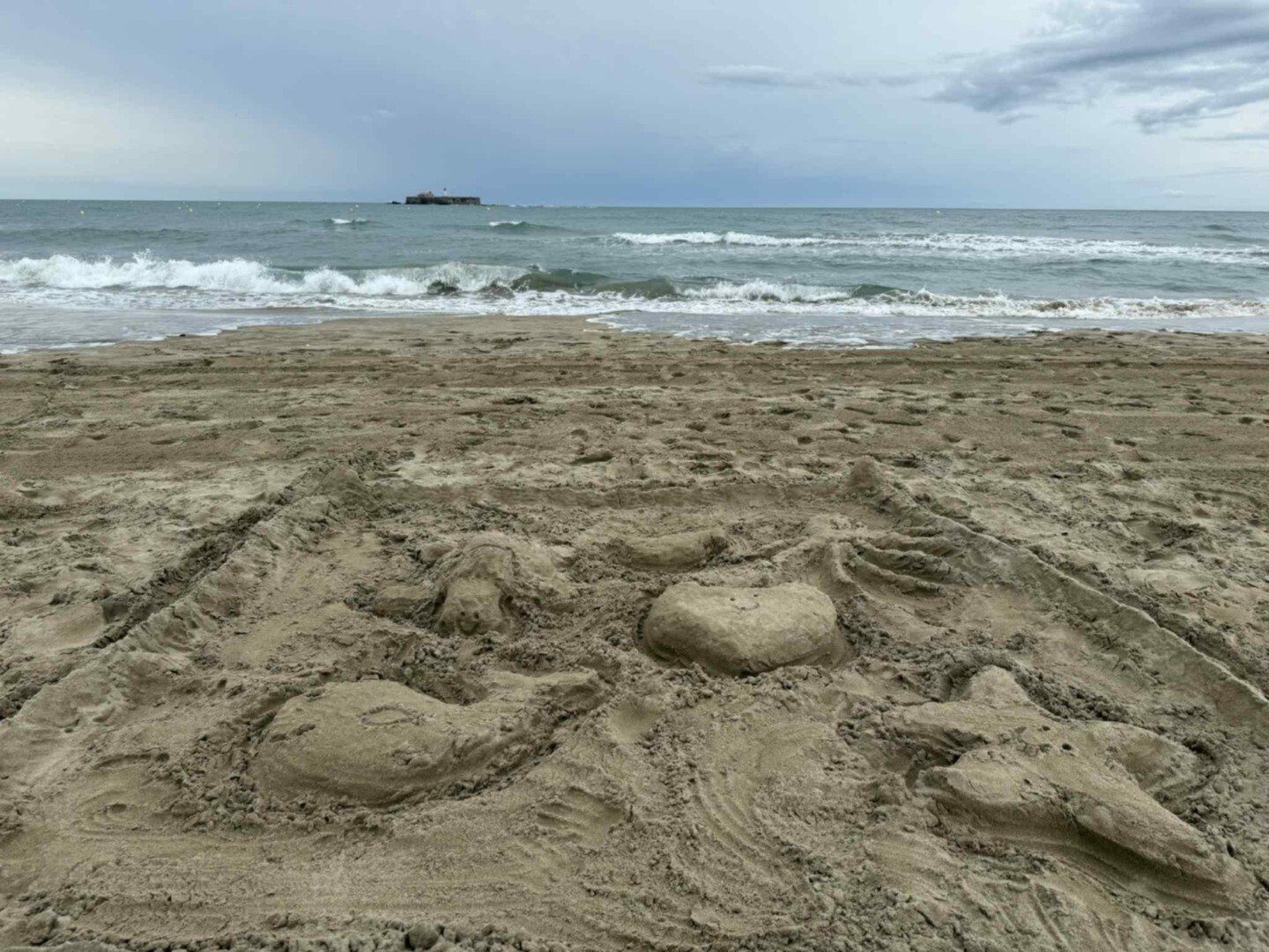 Zeci de plaje din Australia, închise temporar din cauza atacurilor de rechini Coasta de est a Australiei traversează o perioadă extrem de dificilă, după ce autoritățile au fost nevoite să închidă zeci de plaje, inclusiv din Sydney, în urma unei serii de atacuri ale rechinilor pe parcursul ultimelor două zile