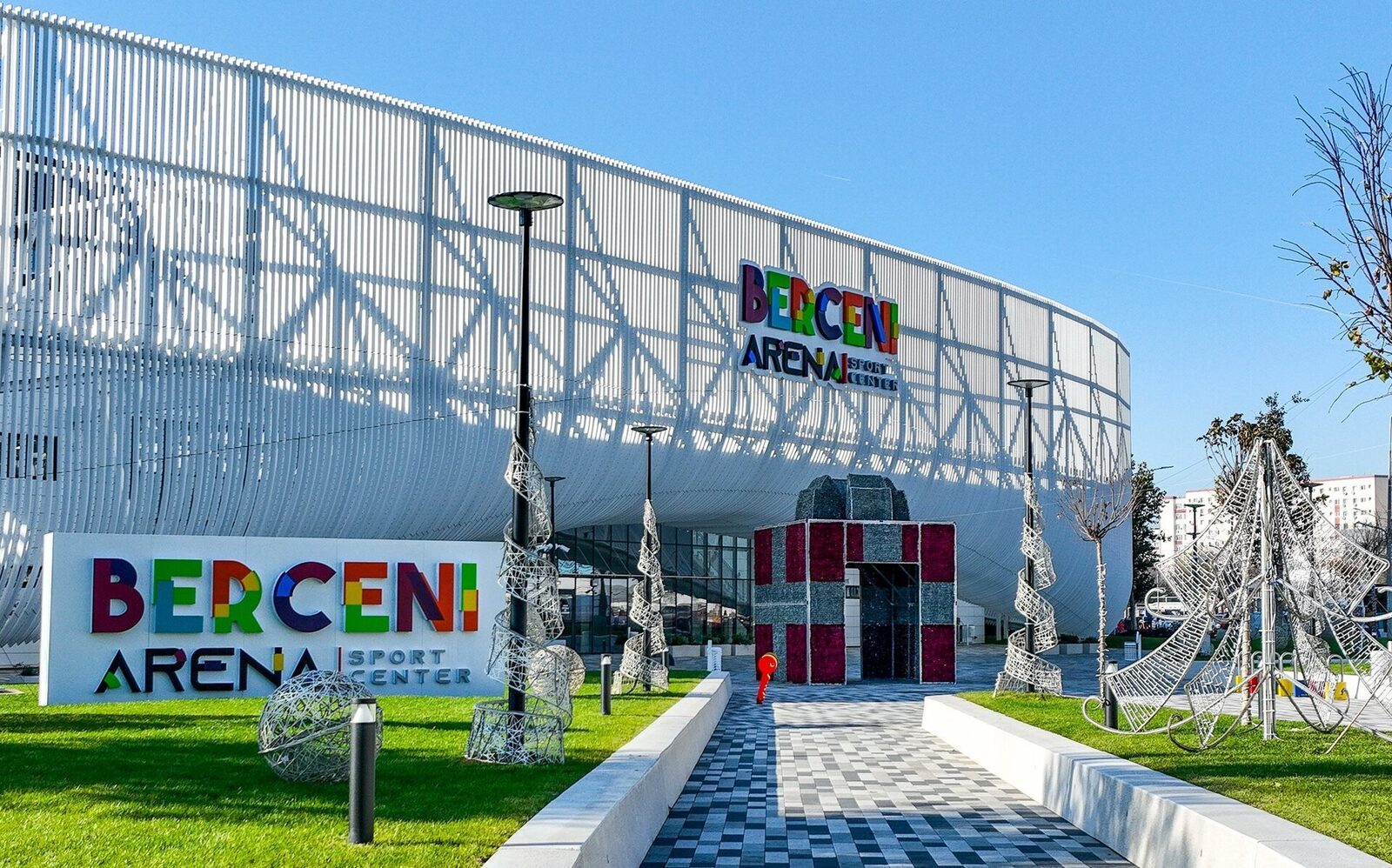 Patinoarul Berceni Arena își redeschide porțile pentru public, după finalizarea Campionatului Mondial de Hochei U20 După aproape o lună de restricții și activități exclusiv sportive pentru echipe, patinoarul Berceni Arena din București va permite din nou accesul publicului larg, începând cu data de 12 ianuarie 2026