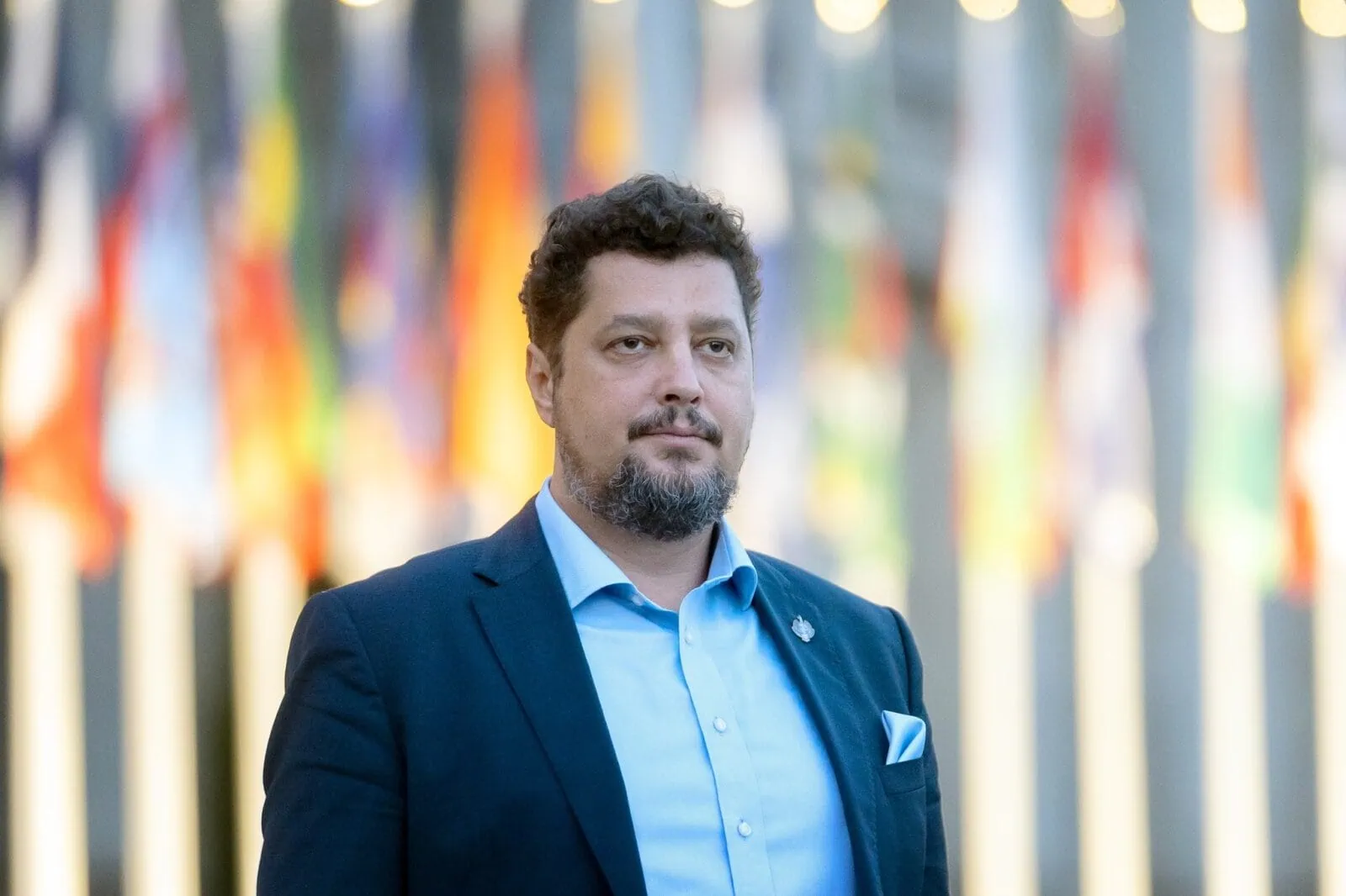 Seísmo de extremism și simboluri interzise: protestul de la Piața Universității și implicarea controversată a grupurilor de extremă dreaptă Joi seara, în fața Universității din București, sute de oameni au ieșit în stradă pentru a manifesta împotriva Legii Vexler, o inițiativă legislativă recent adoptată, care incriminează explicit promovarea și distribuirea materialelor fasciste și legionare