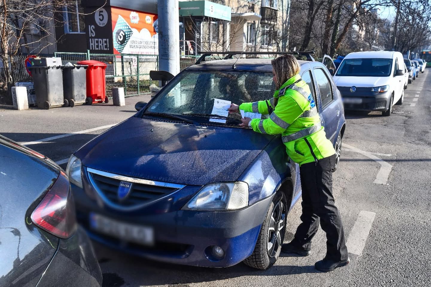 Când rigorile legii se întâlnesc cu lipsa locurilor de parcare: sancțiuni ferme în parcul IOR Zilele acestea au adus în atenție un fenomen tot mai frecvent în Capitală: utilizarea parcurilor publice pentru parcarea auto, chiar și în condițiile în care legislația interzice explicit această practică