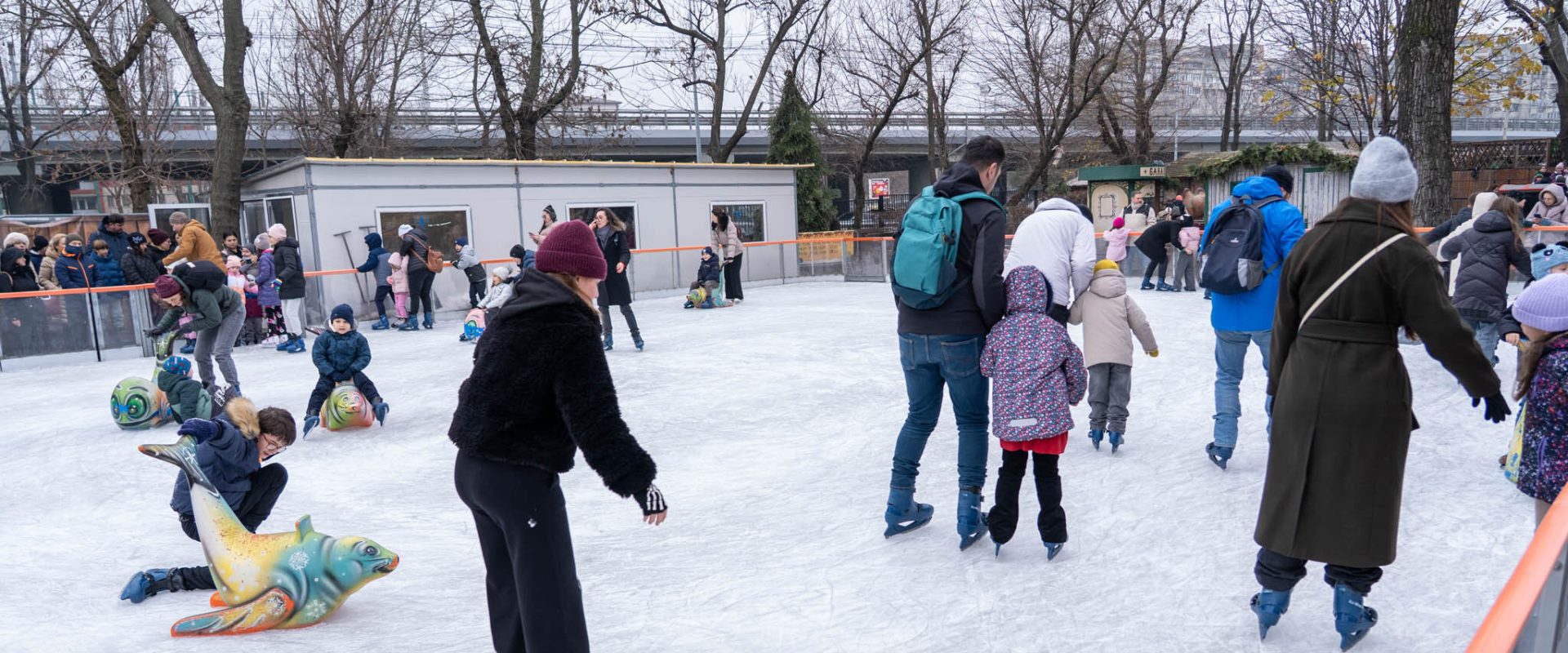 Patinoarele din București continuă să atragă atât copiii, cât și adulții dornici de distracție pe gheață, în ciuda sezonului rece și a evenimentelor sportive din ultima perioadă
