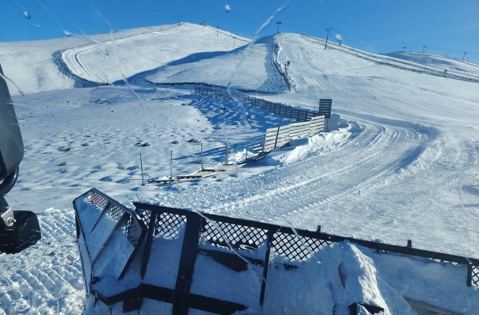 Weekend-ul prelungit din ianuarie nu aduce bucuria schiatului pentru mulți turiști care plănuiau să-și petreacă zilele în stațiunea Sinaia, în condiții de siguranță și confort