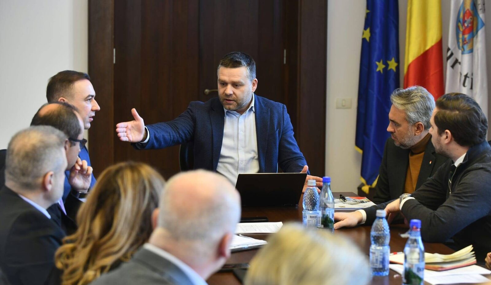 Primăria Capitalei propune soluții de urgență pentru criza căldurii și a apei calde În ciuda temperaturilor scăzute din ultima perioadă, mii de bucureșteni din Sectoarele 2 și 3 continuă să rămână fără apă caldă și căldură, situație care a devenit o prioritate pentru autorități