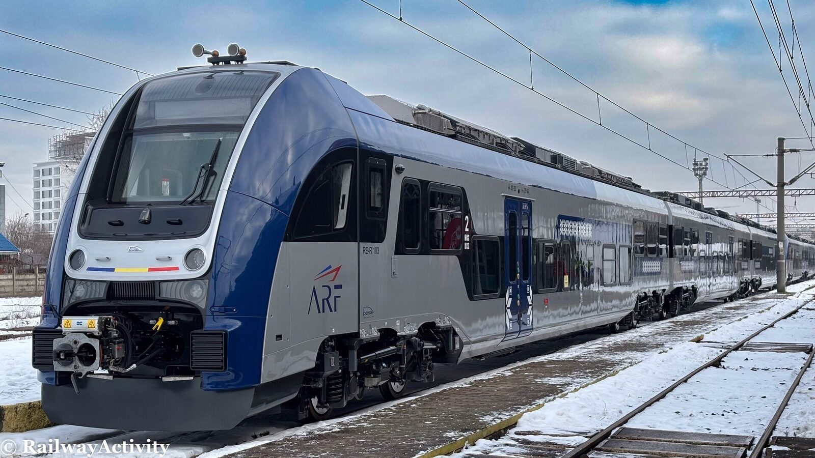 Primele trenuri electrice PESA au ajuns în București, marcând începutul unei modernizări semnificative a transportului feroviar regional Luni seară, Gara București Obor a fost martorul unui moment important pentru infrastructura feroviară din România