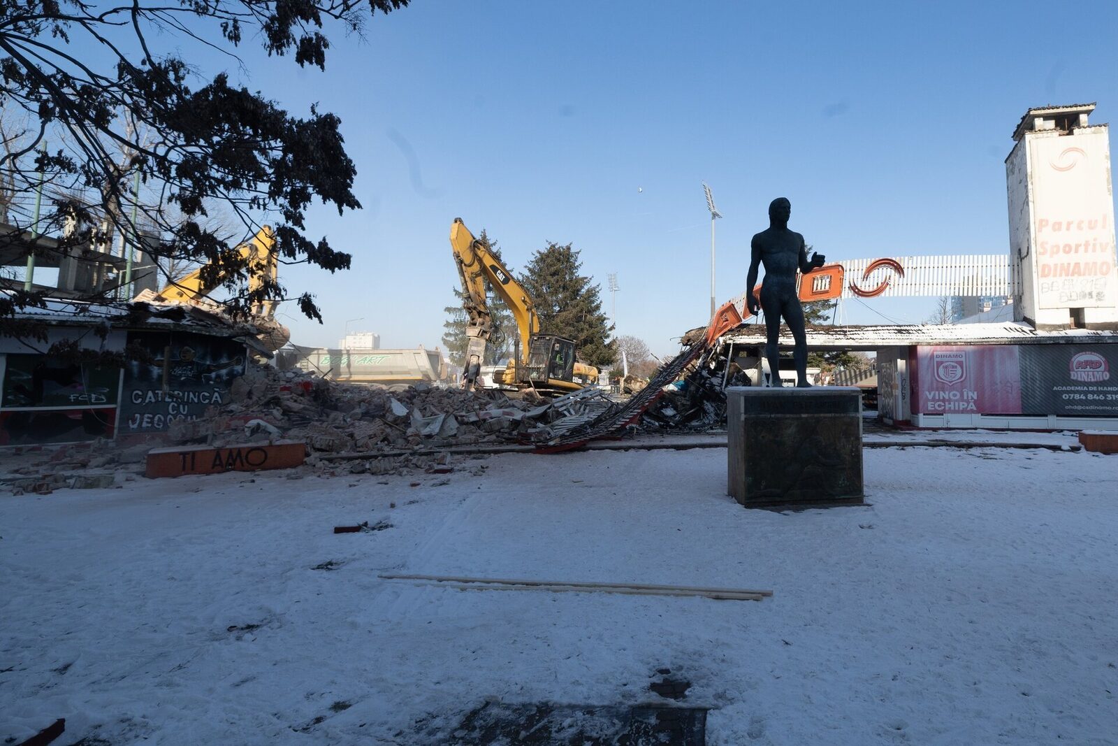 Demolarea stadionului Dinamo a început oficial, marți, 20 ianuarie, marcând sfârșitul unei epoci pentru iubitorii fotbalului din România și pentru comunitatea suporterilor dinamoviști