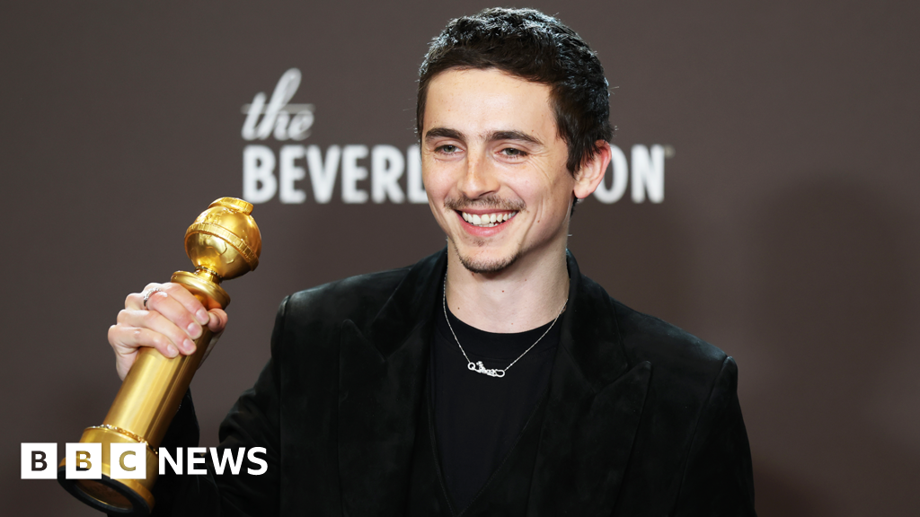 Timothée Chalamet, vedeta serii la cea de-a 83-a ediție a Premiilor Golden Globe Timothée Chalamet a strălucit pe covorul roșu al celei de-a 83-a ediții a Premiilor Golden Globe, unde a fost răsplătit cu premiul pentru cel mai bun actor într-o comedie sau musical, în urma interpretării sale din filmul „Marty Supreme”
