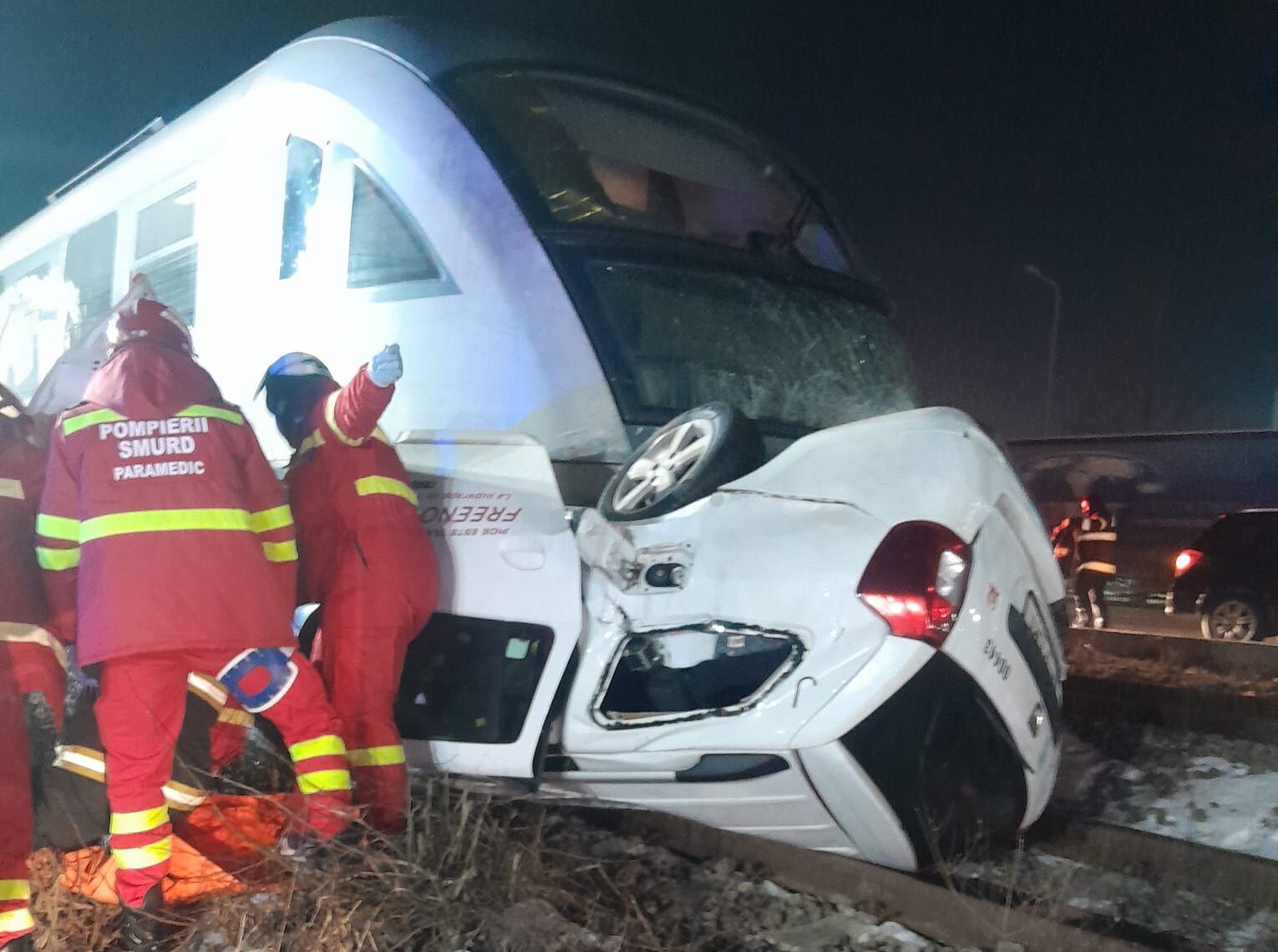 Un accident feroviar grav s-a petrecut marți seara în localitatea Chiajna, la periferia Bucureștiului, în urma căruia un tren al CFR a lovit un autoturism răsturnat pe cale ferată